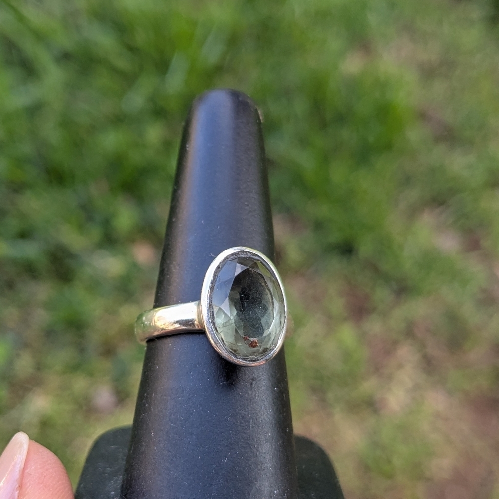 Elegant Silver Ring with Green Garnet Gemstone